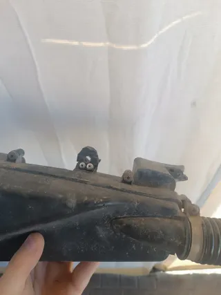 Filtro y porta matrícula Keeway negro