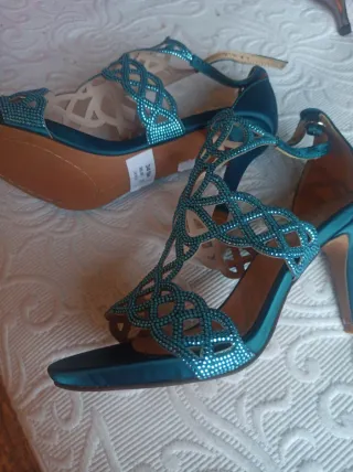 Sandalias verdes con pedrería