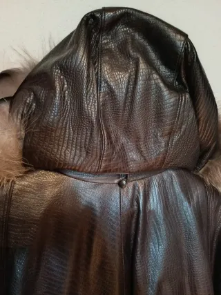 Abrigo de cuero labrado  con capucha marrón oscuro
