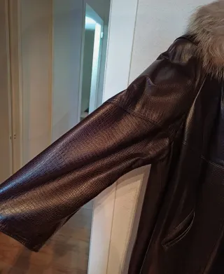 Abrigo de cuero labrado  con capucha marrón oscuro