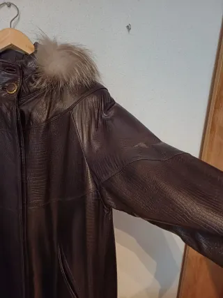 Abrigo de cuero labrado  con capucha marrón oscuro