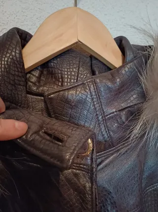Abrigo de cuero labrado  con capucha marrón oscuro