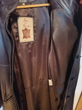 Abrigo de cuero labrado  con capucha marrón oscuro