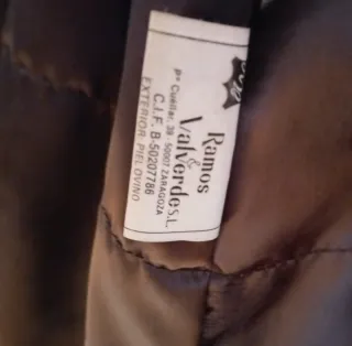 Abrigo de cuero labrado  con capucha marrón oscuro