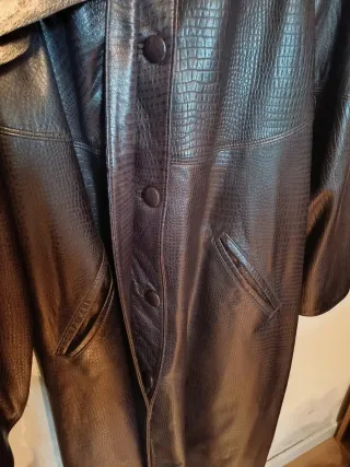 Abrigo de cuero labrado  con capucha marrón oscuro