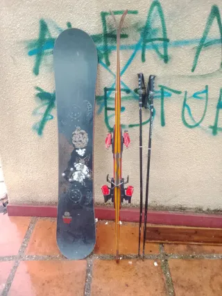 Tabla Snowboard y Esquís con Bastones