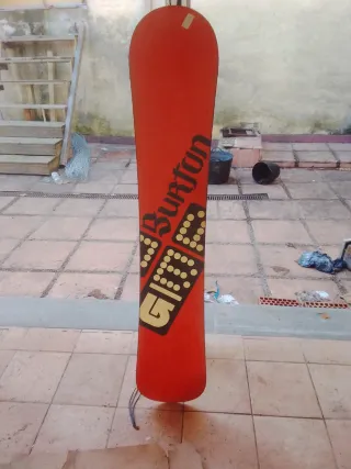 Tabla Snowboard y Esquís con Bastones