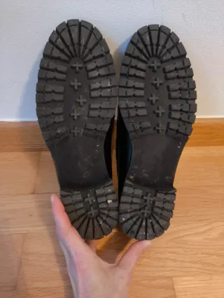 Zapatos castellanos de piel, color negro