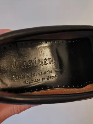 Zapatos castellanos de piel, color negro
