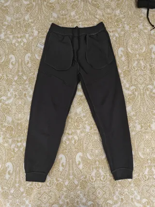 Pantalones gris oscuro con cremallera