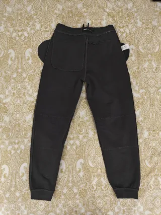Pantalones gris oscuro con cremallera