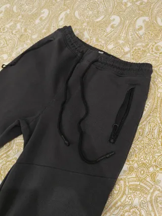 Pantalones gris oscuro con cremallera