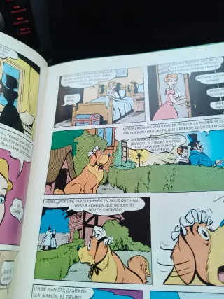 Lote de dos cuentos de Disney,