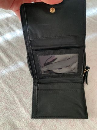 Portafoglio nero con dettaglio oro