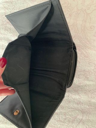 Portafoglio nero con dettaglio oro