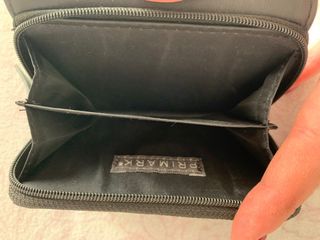 Portafoglio nero con dettaglio oro