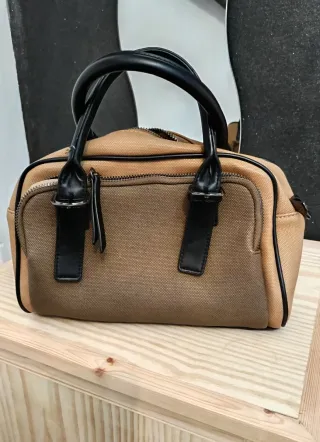Bolso de mano beige y marrón