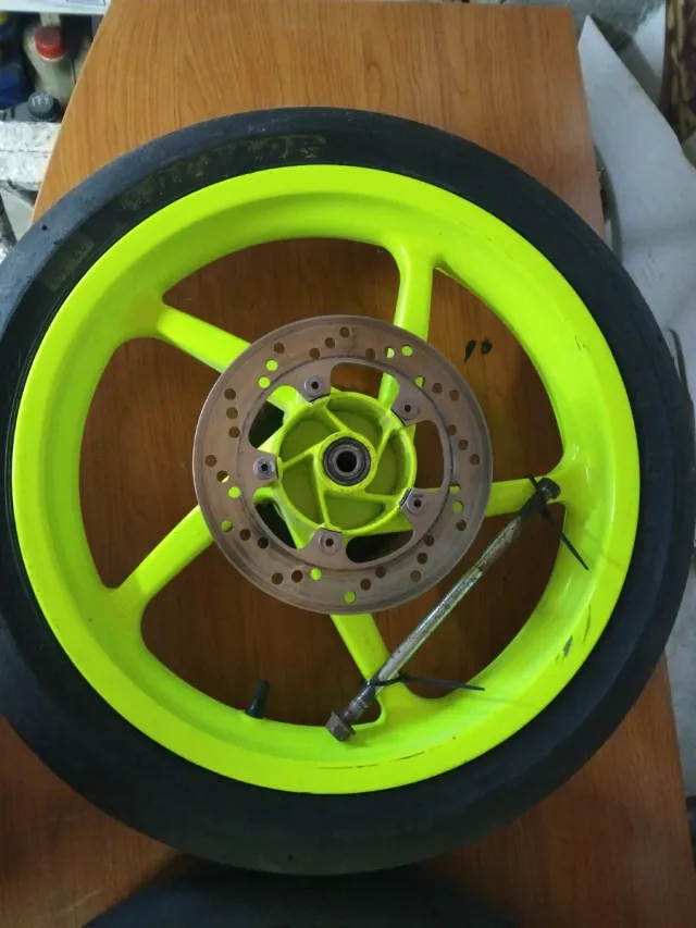 Llantas de moto color verde neón.