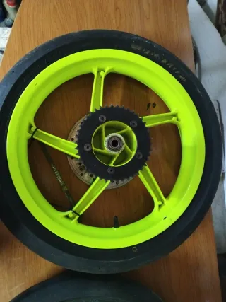 Llantas de moto color verde neón.