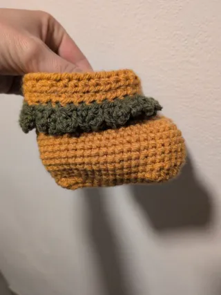 Scarpine neonato uncinetto arancioni e verdi