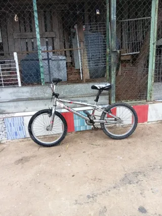 Bicicleta BMX plateada