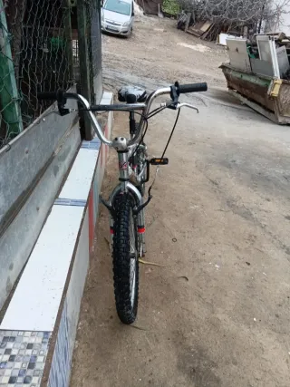 Bicicleta BMX plateada