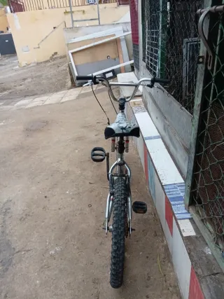 Bicicleta BMX plateada