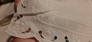 Prezioso centro ricamato a mano e intaglio