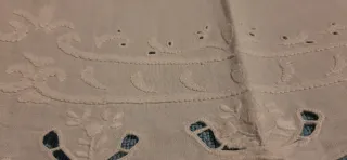 Prezioso centro ricamato a mano e intaglio