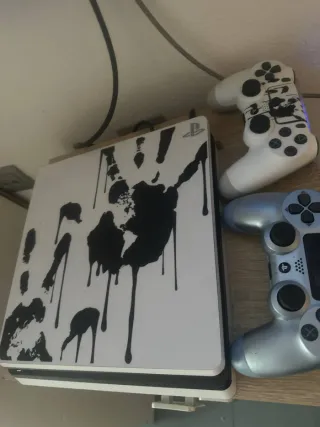 PS4 (PlayStation 4) Blanca y Plateada