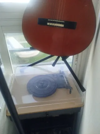 Tocadiscos Vintage Madera y Negro y lote de discos