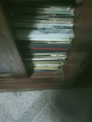 Tocadiscos Vintage Madera y Negro y lote de discos