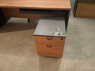 Escritorio elegante con cajonera independiente