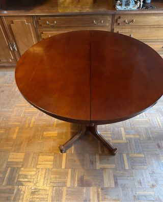 Mesa redonda de madera con 4 sillas