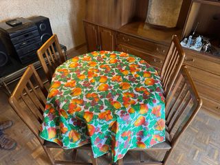 Mesa redonda de madera con 4 sillas