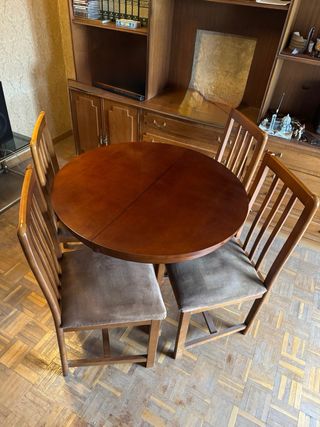 Mesa redonda de madera con 4 sillas