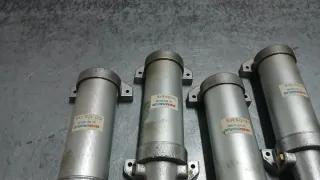 Cilindri pneumatici con piedini