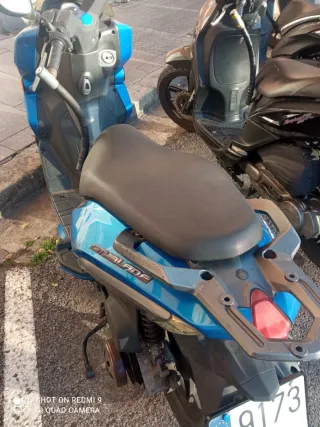Moto Scooter Azul y Negra Automática