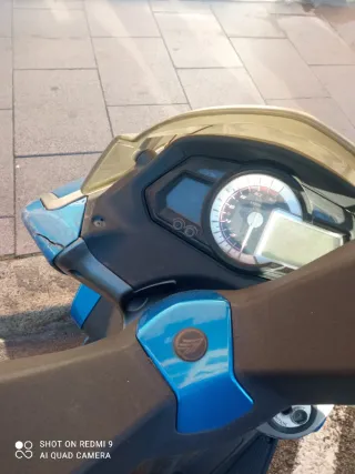 Moto Scooter Azul y Negra Automática