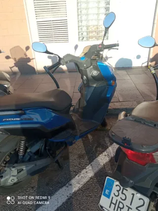 Moto Scooter Azul y Negra Automática