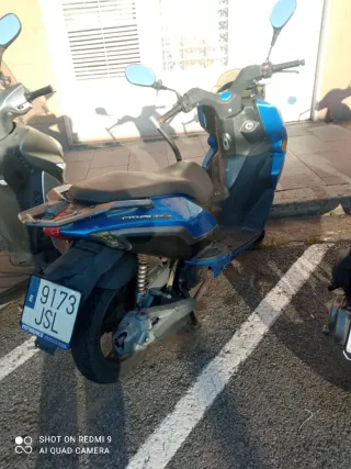Moto Scooter Azul y Negra Automática