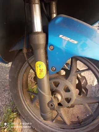 Moto Scooter Azul y Negra Automática