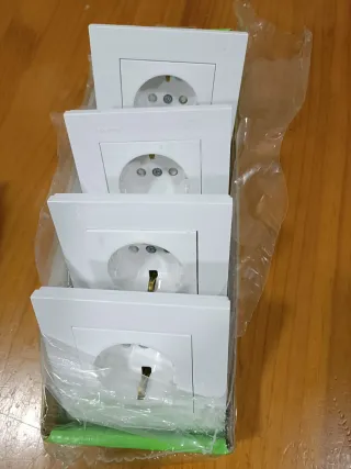 Pack 4 Enchufes Miluz ED