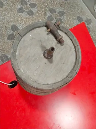 Barril de madera antiguo con grifo