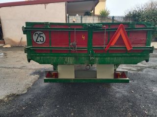 Remolque agrícola rojo y verde