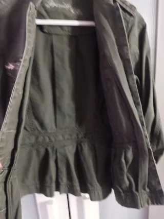 Chaqueta militar verde con tachuelas