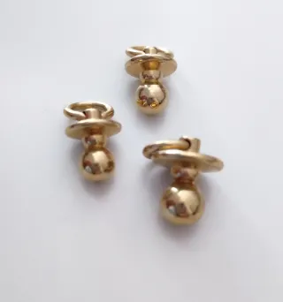 Colgantes de chupete pequeños.