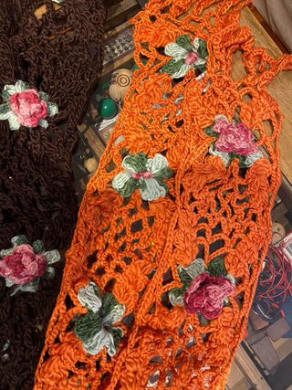 Sciarpe colorate ricamate con fiori.