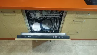 Cocina haya con encimera naranja