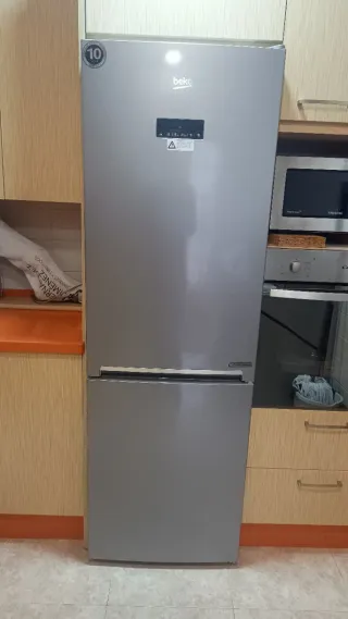 Cocina haya con encimera naranja